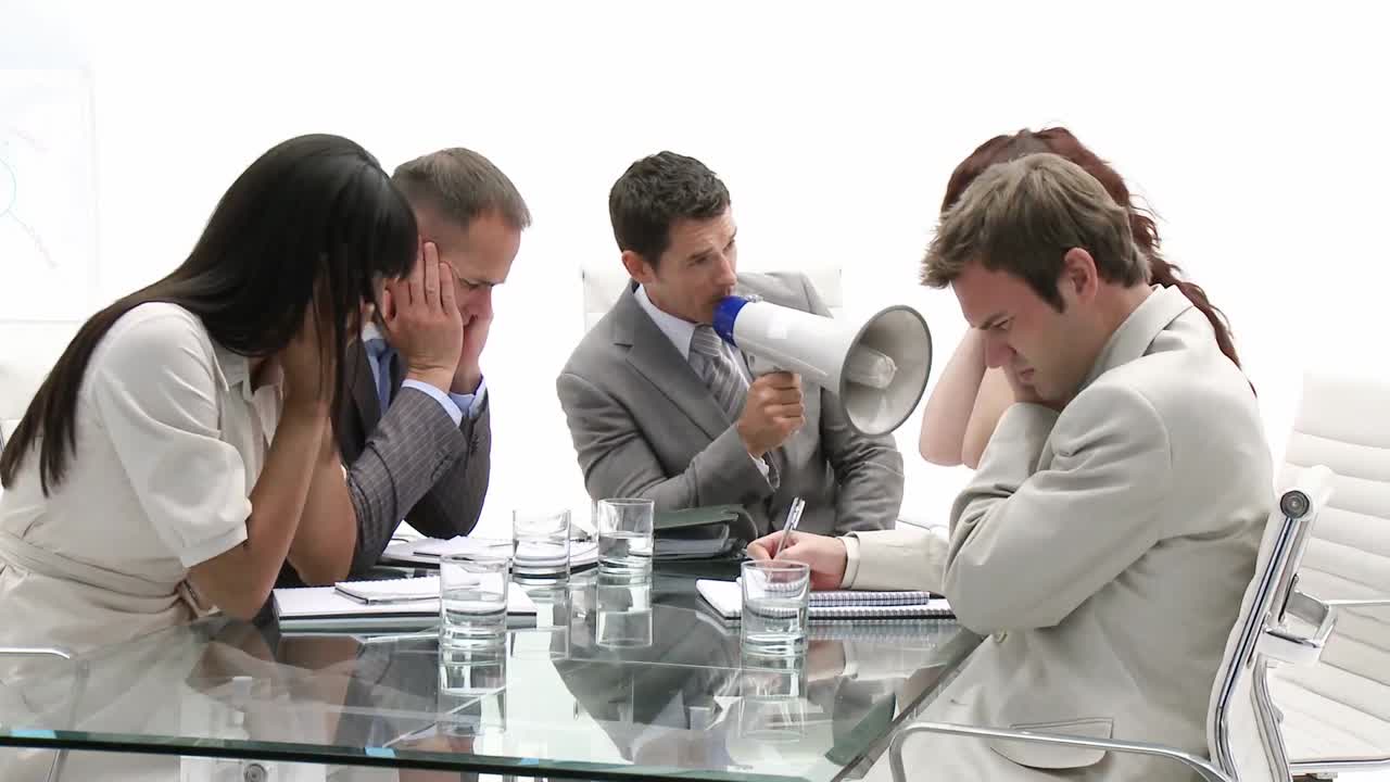 비즈니스맨이 메가폰을 통해 소리를 지르고 있습니다.