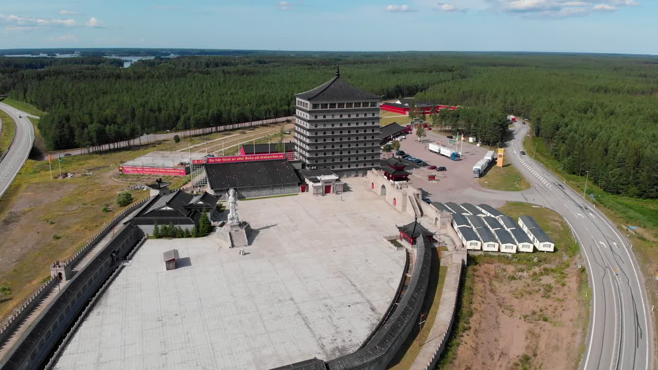 китайский культурный центр "ворота дракона" в швеции на трассе европейского маршрута, съемка с орбитального беспилотника