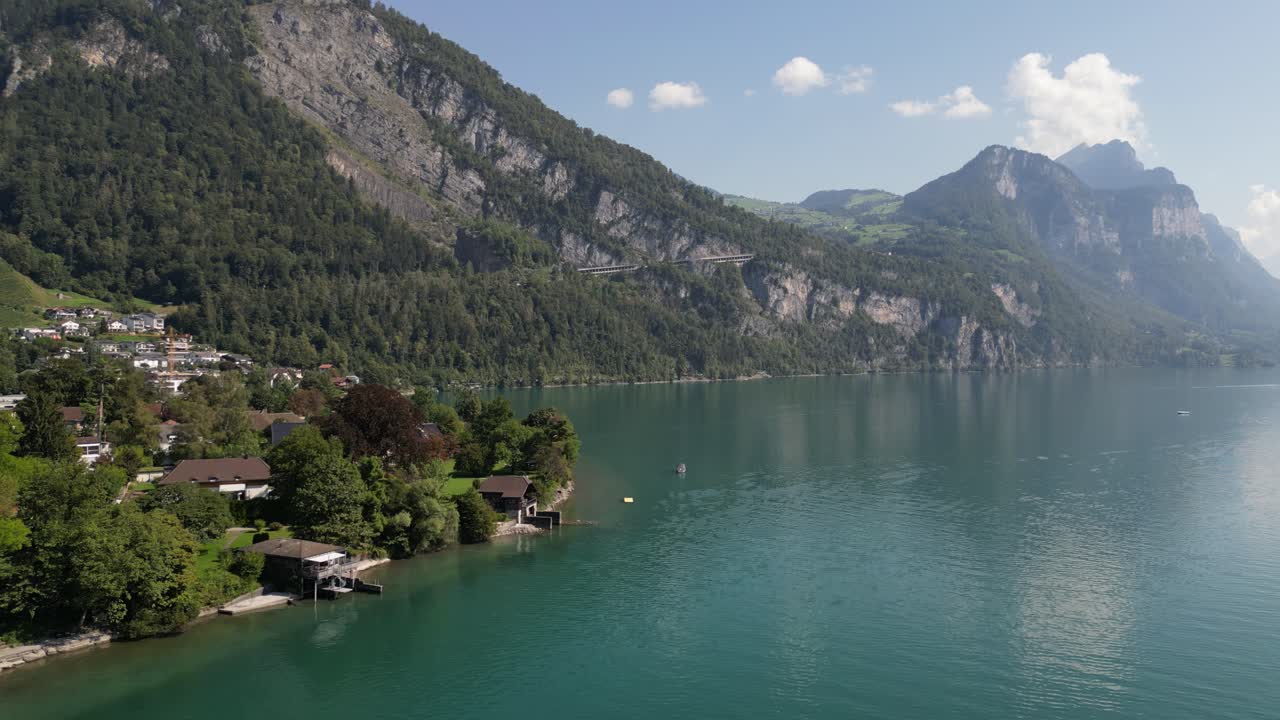hermosa vista aérea del lago con montañas y cielo azul a lo largo de la ciudad de weesen basada cerca de la orilla del lago walensee, suiza