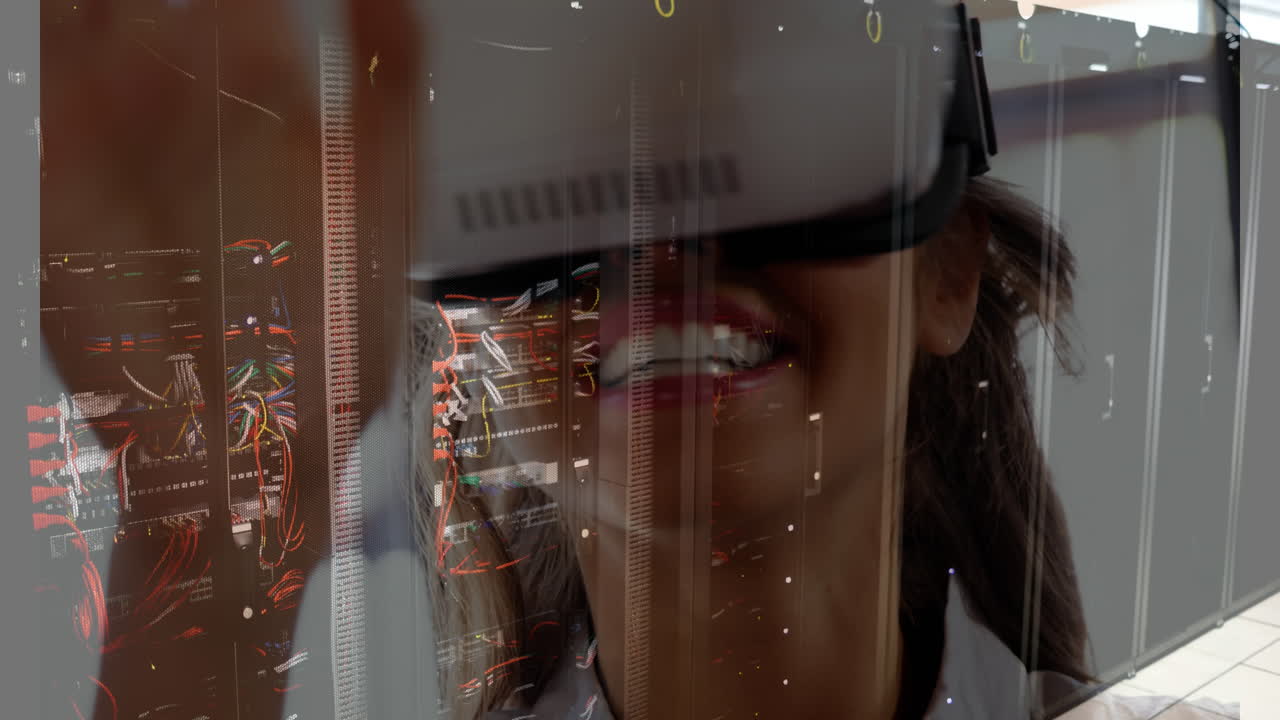 animazione della sala server su donna biraciale usando auricolari vr