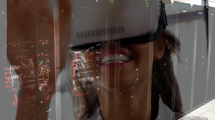 Animazione di una sala server sovrapposta a una donna di etnia mista che usa un visore VR
