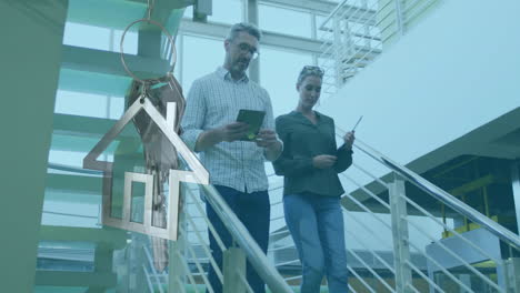 animación de la casa y la llave sobre los colegas caucásicos caminando en la oficina
