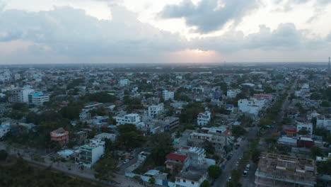 Paisaje-Urbano-Aéreo-De-Playa-Del-Carmen,-México.-Volando-Por-Encima-De-Edificios-De-Varios-Pisos,-Hoteles-Y-Zona-Residencial