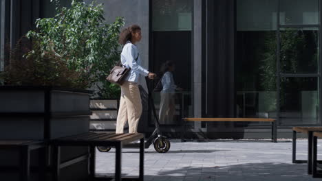 Estudiante-Feliz-Montando-Scooter-Eléctrico-Explorando-La-Ciudad.-Concepto-De-Movilidad-Urbana.