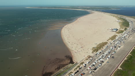 Luftaufnahme-Des-Beliebten-Kitesurf-Spots-Am-Nordseestrand-In-Brouwersdam,-Zeeland,-Niederlande