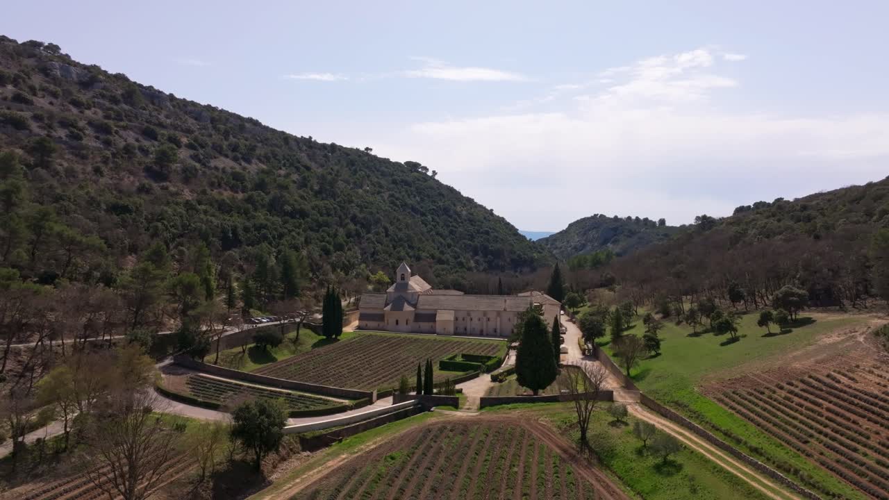 Vista aerea di una tranquilla abbazia in pietra situata nel cuore della soleggiata Provenza