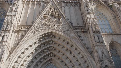 la fachada de la catedral de la santa cruz de barcelona se inclina hacia abajo 4k 30fps