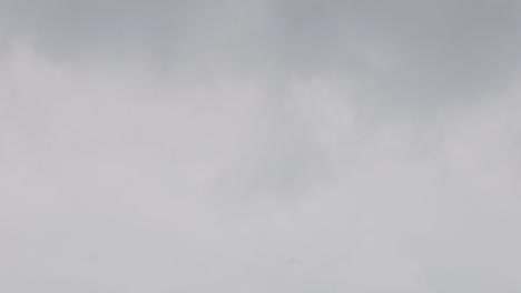 imágenes de nubes grises que se mueven a alta velocidad y movimiento irregular