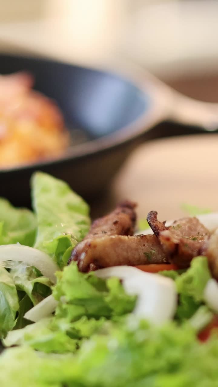 다양한 아침 식사 요리가 아름답게 제시되었습니다.