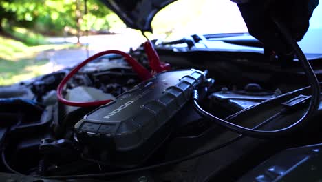 mecánico que da energía a un automóvil