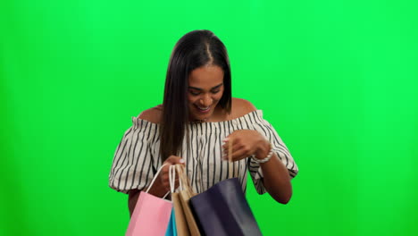 mujer feliz, bolsa de compras y moda en verde