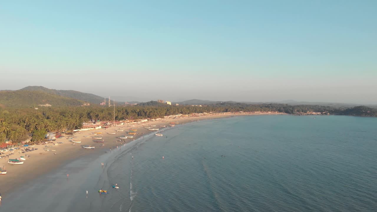costa que se extiende por el horizonte con barcos de pesca amarrados en las arenas doradas cerca de la costa en la playa de palolem, en goa, india - toma panorámica aérea