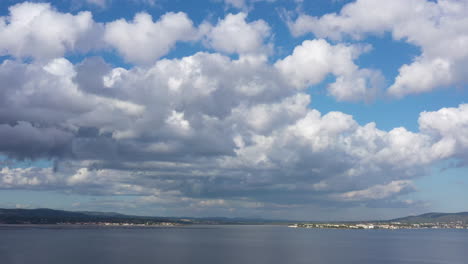 grandes nubes blancas sobre el etang de thau francia sete vista aérea