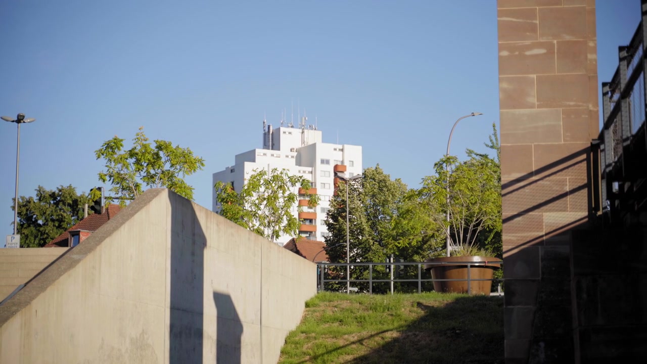 Vista dall'area della storica fortificazione Ravelin V verso moderni edifici residenziali circondati da alberi a Saarlouis, Germania
