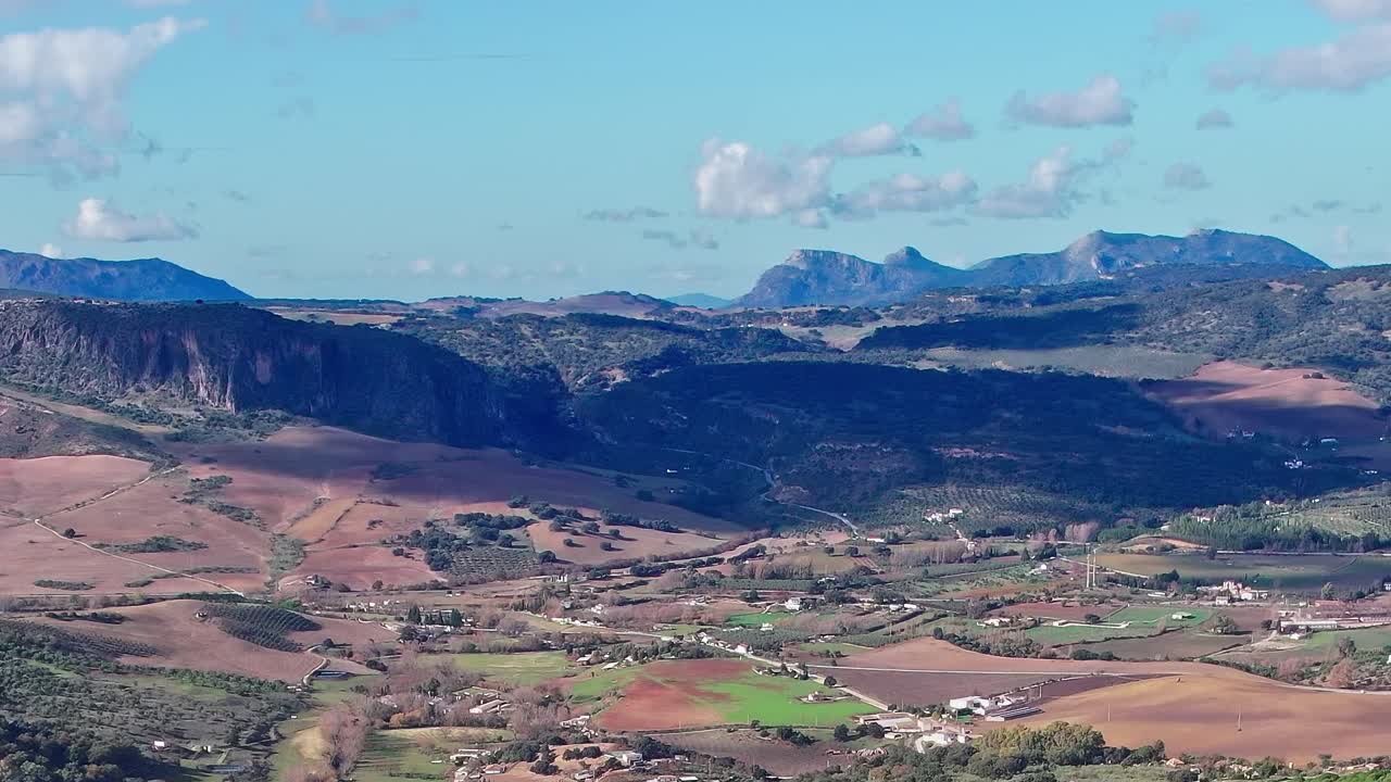 Vista di un paesaggio naturale della regione di Malaga, in Spagna, durante una giornata di bel tempo