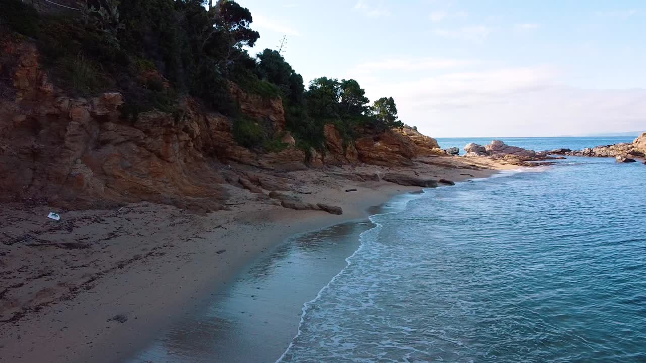Splendide viste aeree di una spiaggia sulla Costa Brava, catturate perfettamente da un drone in ascesa