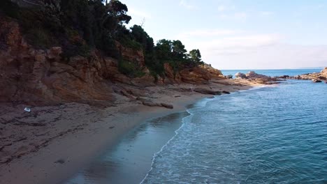 Atemberaubende-Luftaufnahmen-Eines-Strandes-An-Der-Costa-Brava,-Perfekt-Aufgenommen-Von-Einer-Aufsteigenden-Drohne