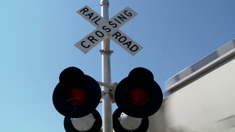 Luces-Rojas-Parpadean-En-Un-Cruce-De-Ferrocarril