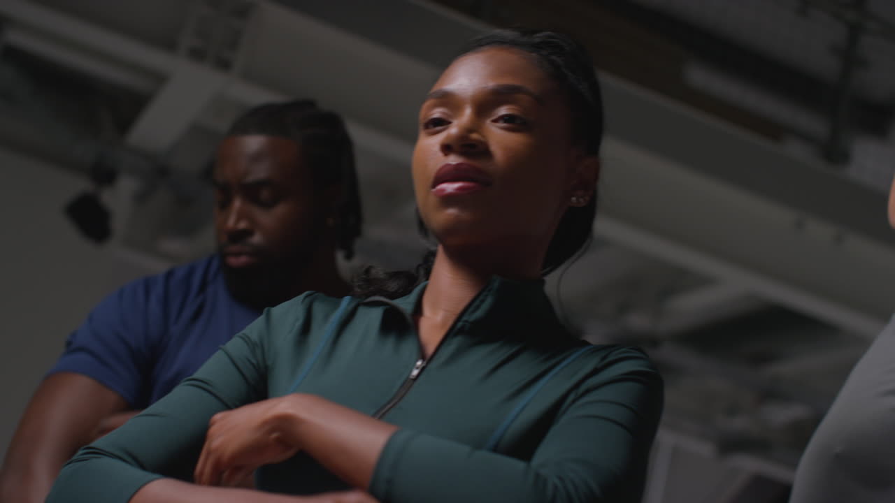 retrato de un grupo de atletas masculinos y femeninos en ropa de fitness entrenando en el gimnasio calentándose y preparándose psicológicamente para un evento deportivo 8