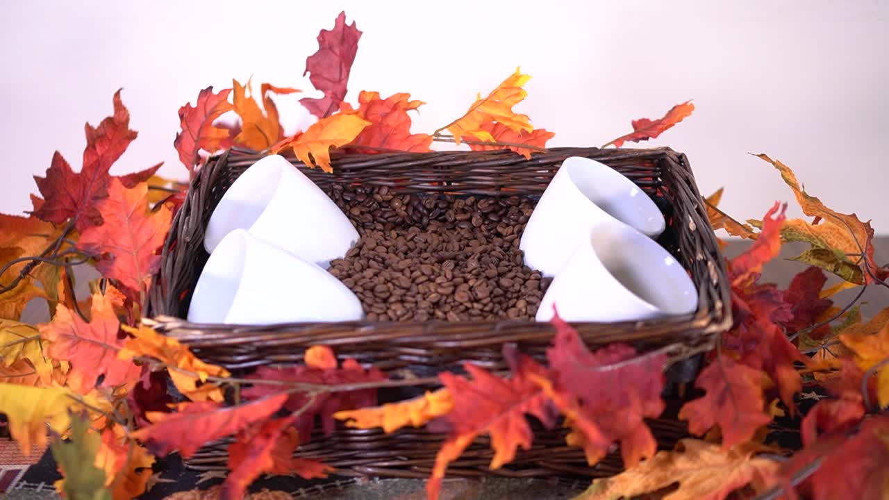 mirada violeta a la cesta de la taza de café
