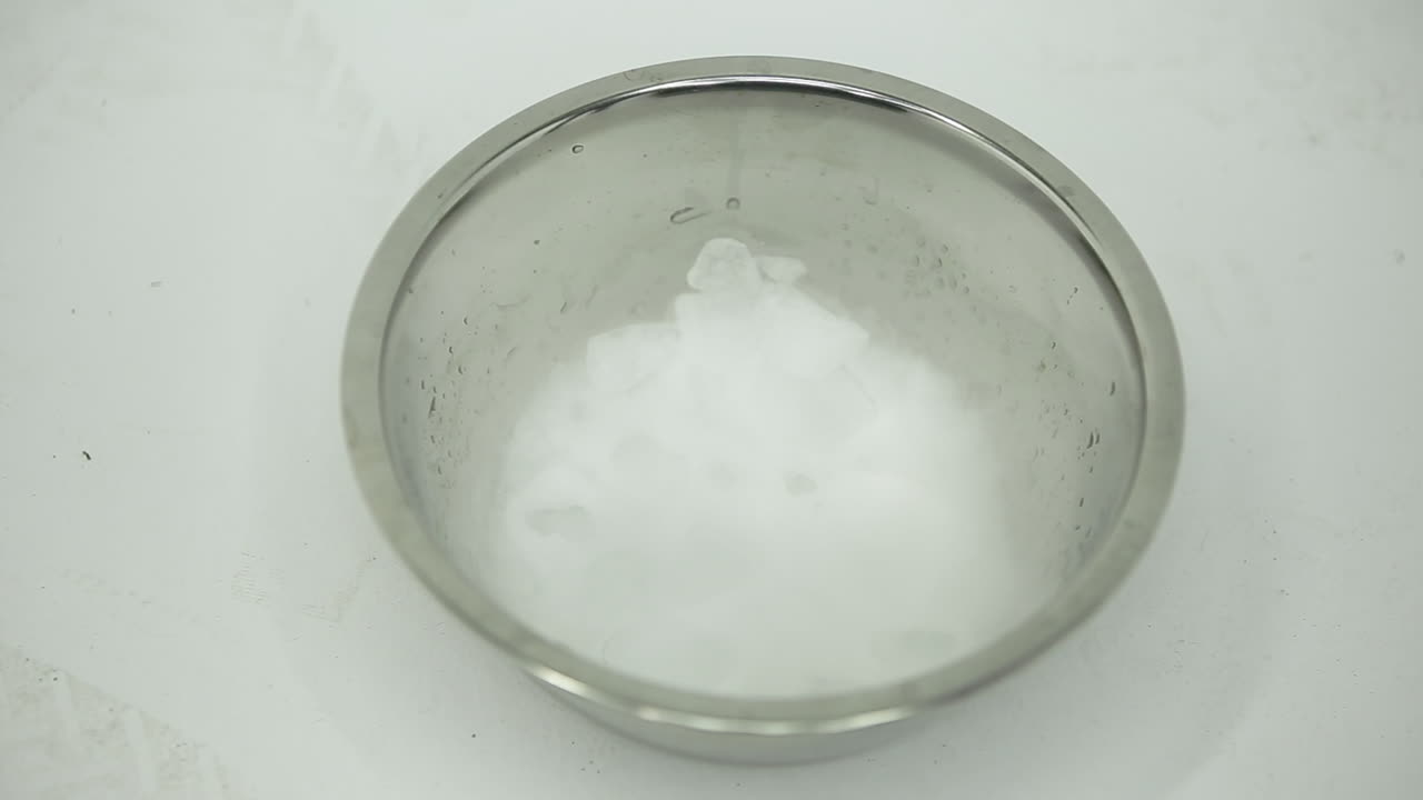 mirando el hielo seco en un recipiente de acero