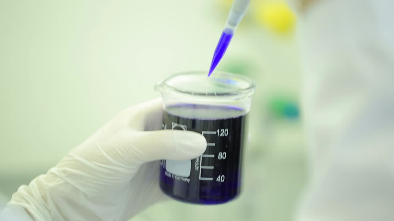 experimento de laboratorio con un vaso y una pipeta