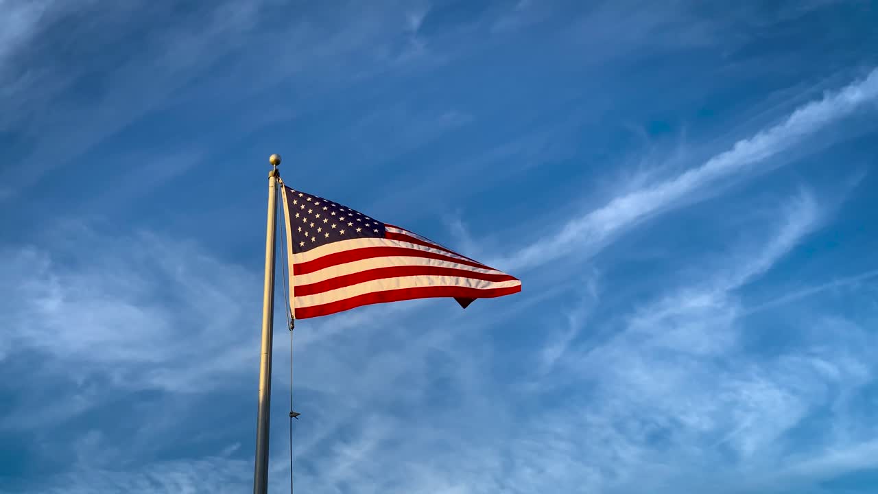 bandera americana ondeando en el viento al atardecer