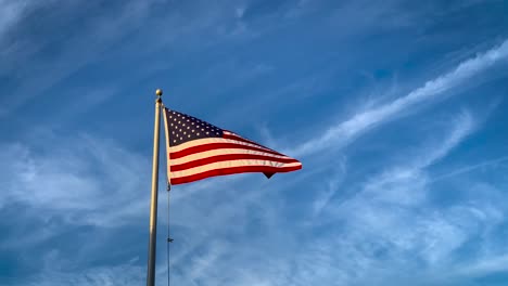 Amerikanische-Flagge-Weht-Bei-Sonnenuntergang-Im-Wind