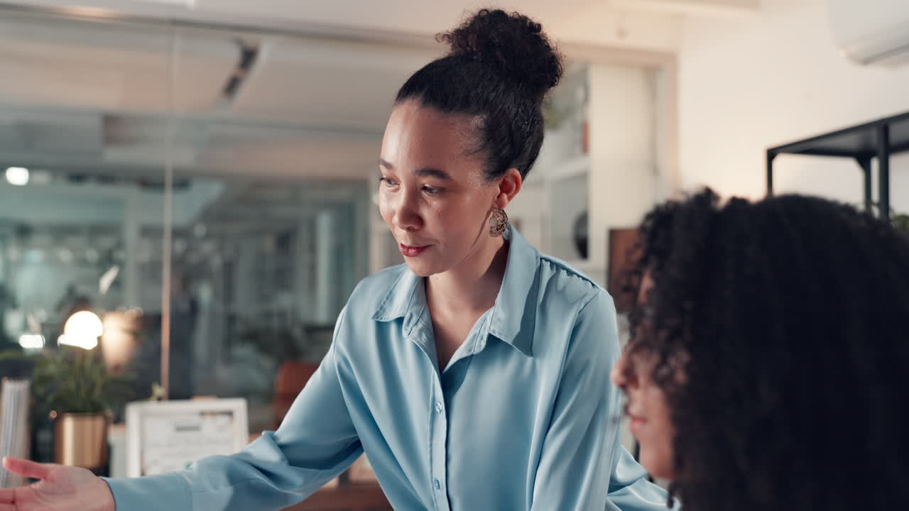 Due donne d'affari che collaborano in ufficio