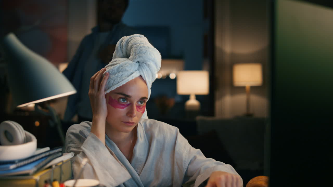 바쁜 직원이 밤에 메모를 쓰고 평평한 클로즈업. 집중하려고 노력하는 피곤한 소녀