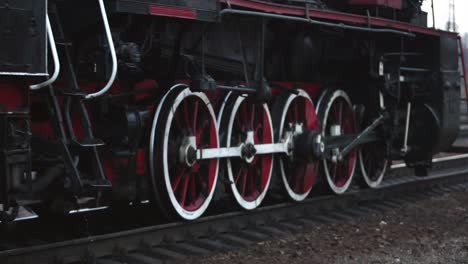 la locomotora rueda a lo largo. grunge vieja rueda de diesel de vapor y barras de vapor