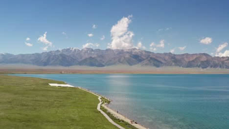 lago y pastizales con un día soleado.
