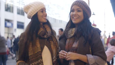 dos mujeres charlando en una calle en invierno