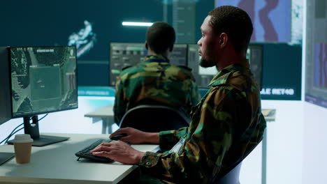 personal militar en un centro de mando de alta tecnología monitorear las fuentes de satélite