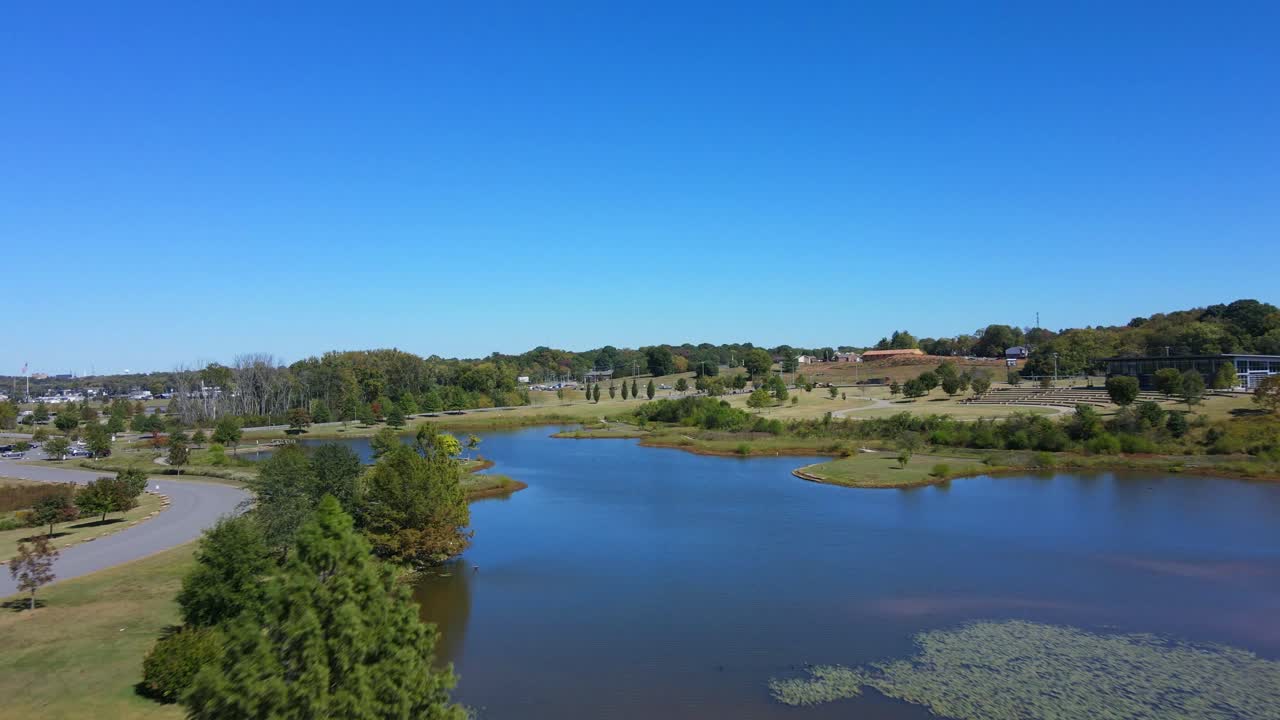 drone disparó sobre el lago de pesca hacia el puerto deportivo de clakrsville