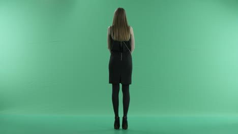 una chica hermosa esperando a alguien en una pantalla verde