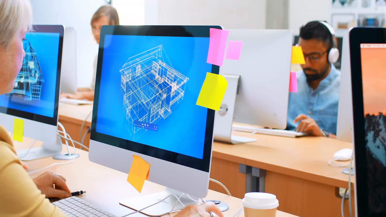 ejecutivo que utiliza una computadora de escritorio en el escritorio 4k