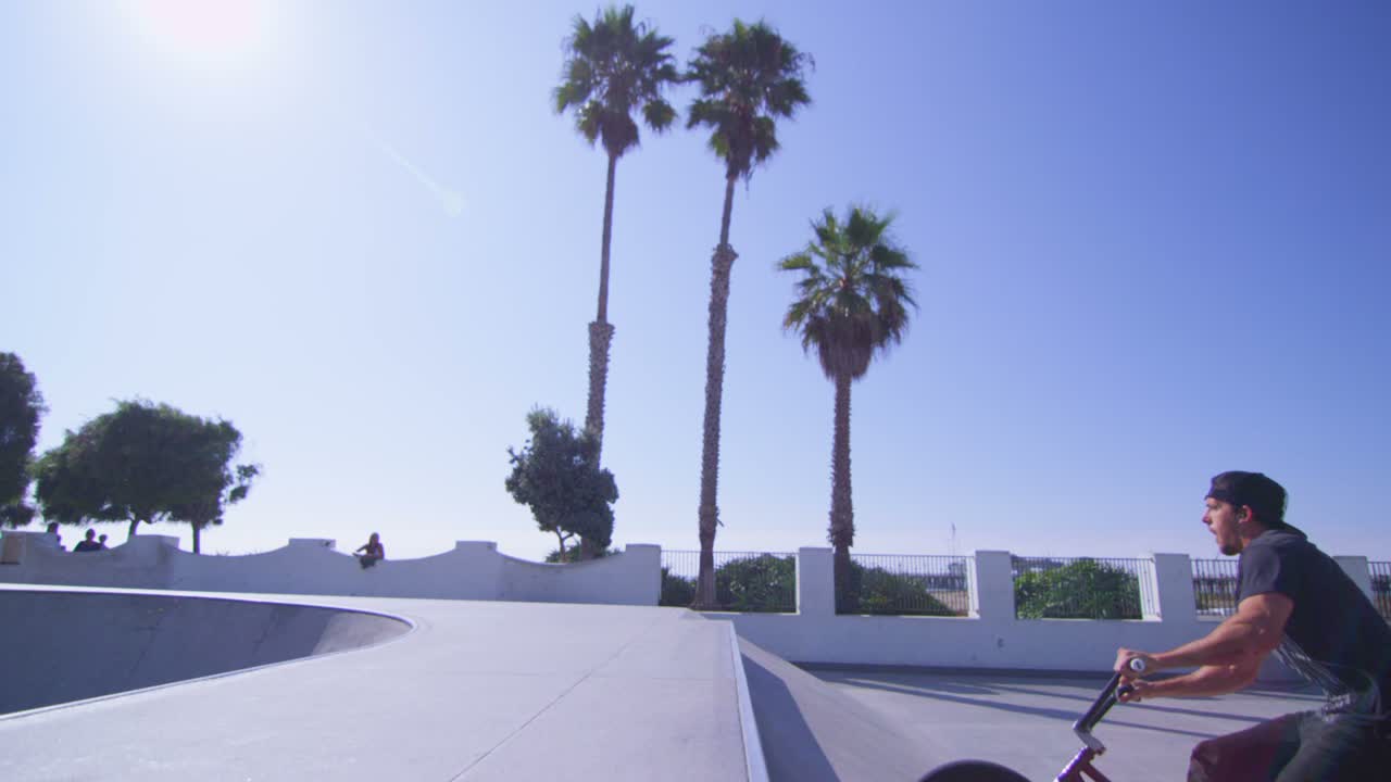 bmx 자전거 라이더는 두 번의 높은 점프를 실행하고 스케이트파크에서 벽을 탄다