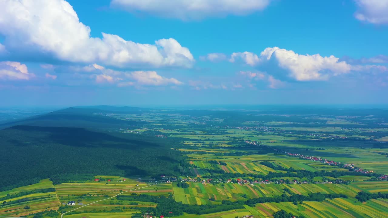 hermosa vista aérea del campo agrícola verde al amanecer