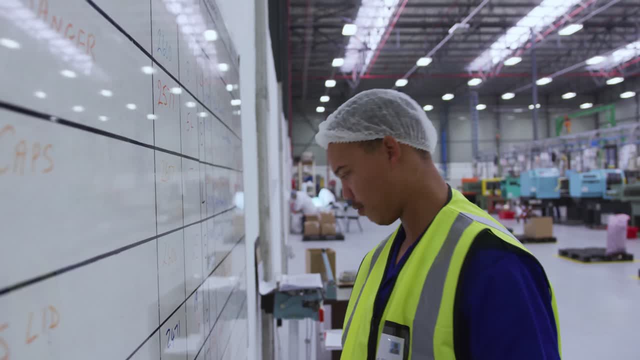 joven trabajando en un almacén