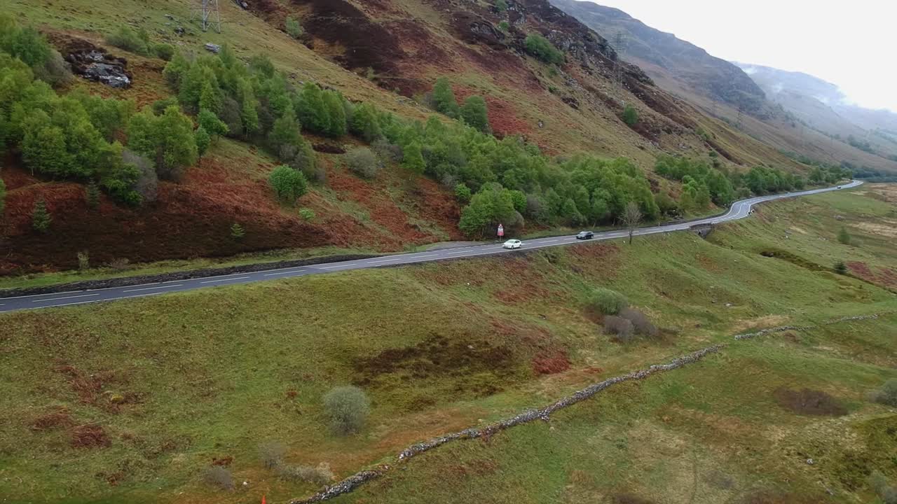 시네마틱 패닝 드론 샷 계곡을 통과하는 스코틀랜드 고원 도로