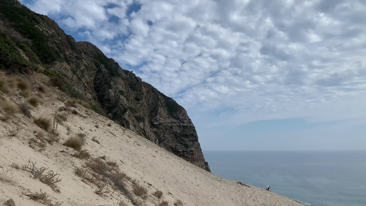 dunas de arena junto a la playa del acantilado