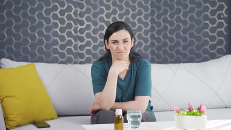 mujer con aspecto negativo en la cámara. mujer con aspecto negativo.