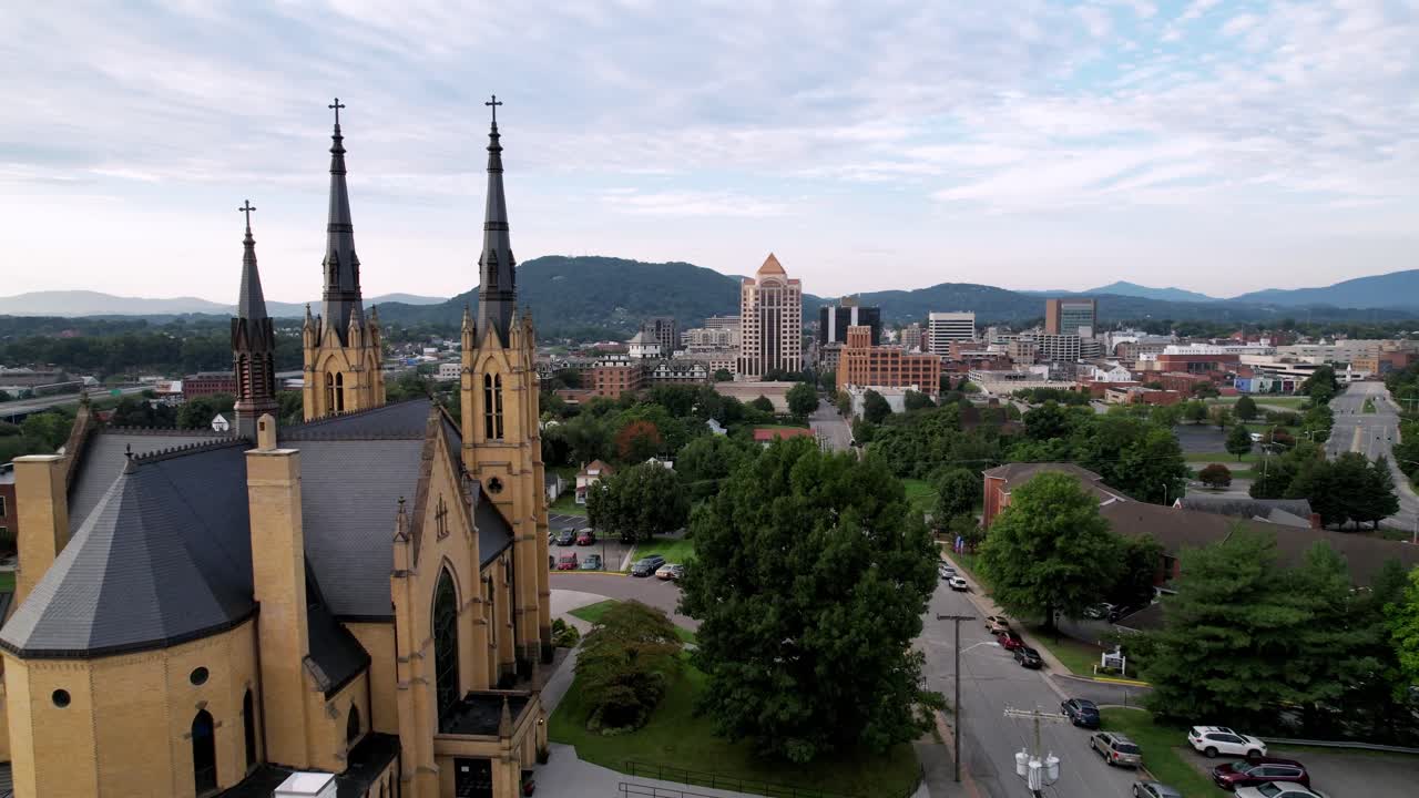 spinta aerea sulla chiesa cattolica romana con lo skyline di roanoke virginia sullo sfondo