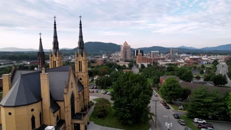 Empuje-Aéreo-Sobre-La-Iglesia-Católica-Romana-Con-El-Horizonte-De-Roanoke-Virginia-En-Segundo-Plano.