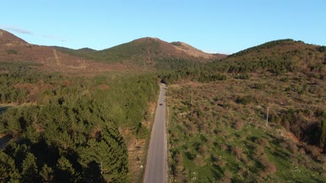 Un-Coche-Deportivo-Conduciendo-Por-Una-Carretera