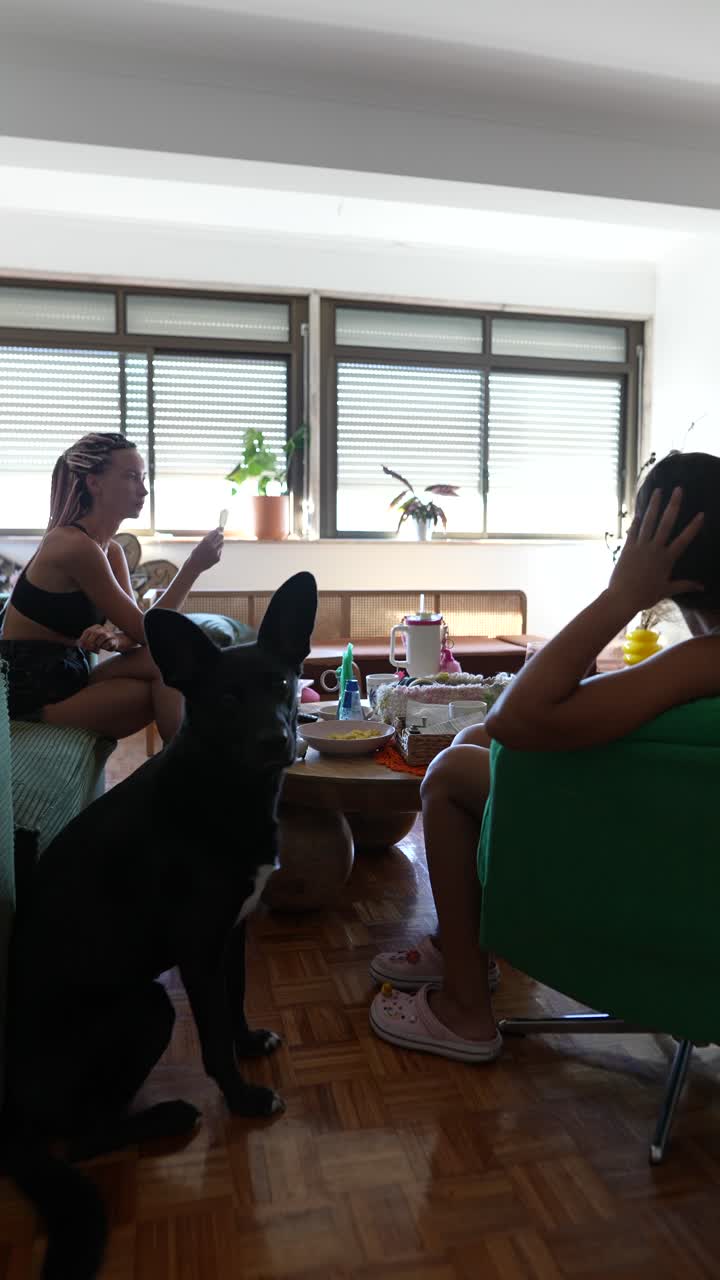 Una scena luminosa di un soggiorno con persone e un cane