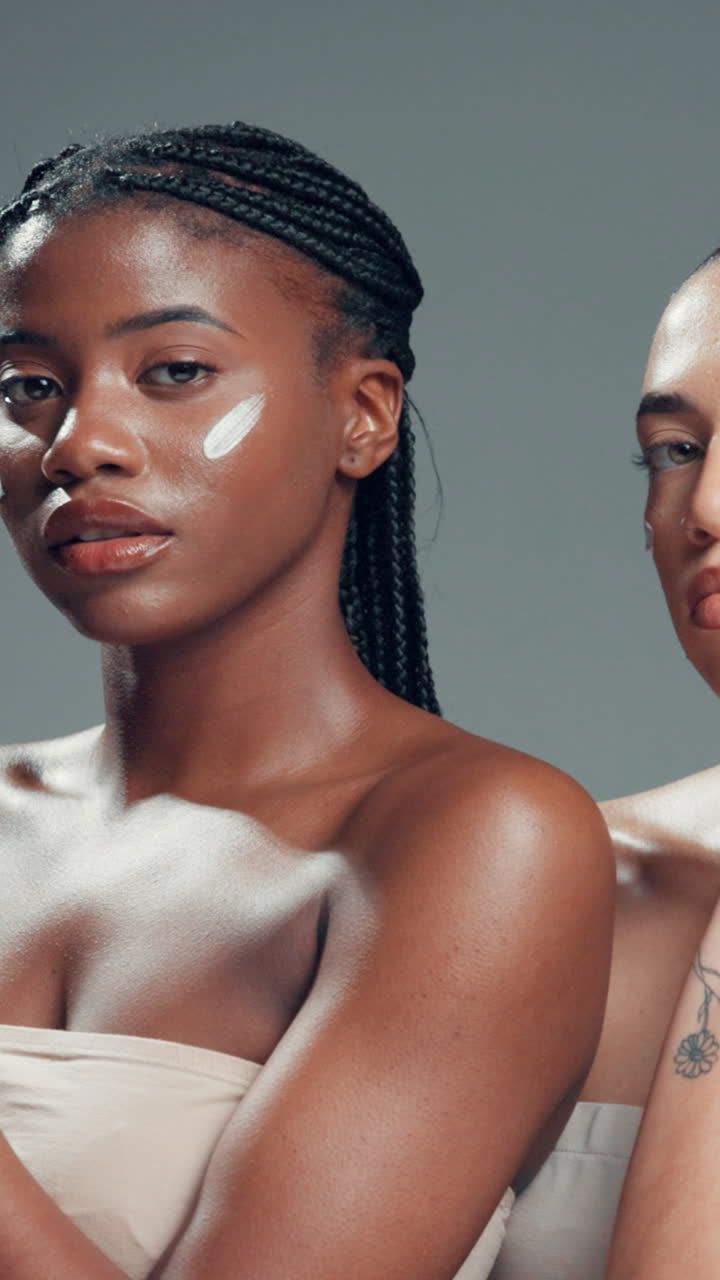 Selbstbewusste, vielfältige Frauen mit Hautpflegecreme im Gesicht