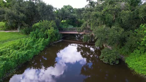 Drohne-Nähert-Sich-Einer-Brücke-Im-Wisner-Tract-Park-In-New-Orleans,-Louisiana