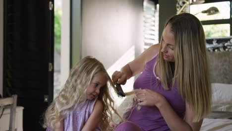 Mutter-Bürstet-Ihrer-Tochter-Die-Haare